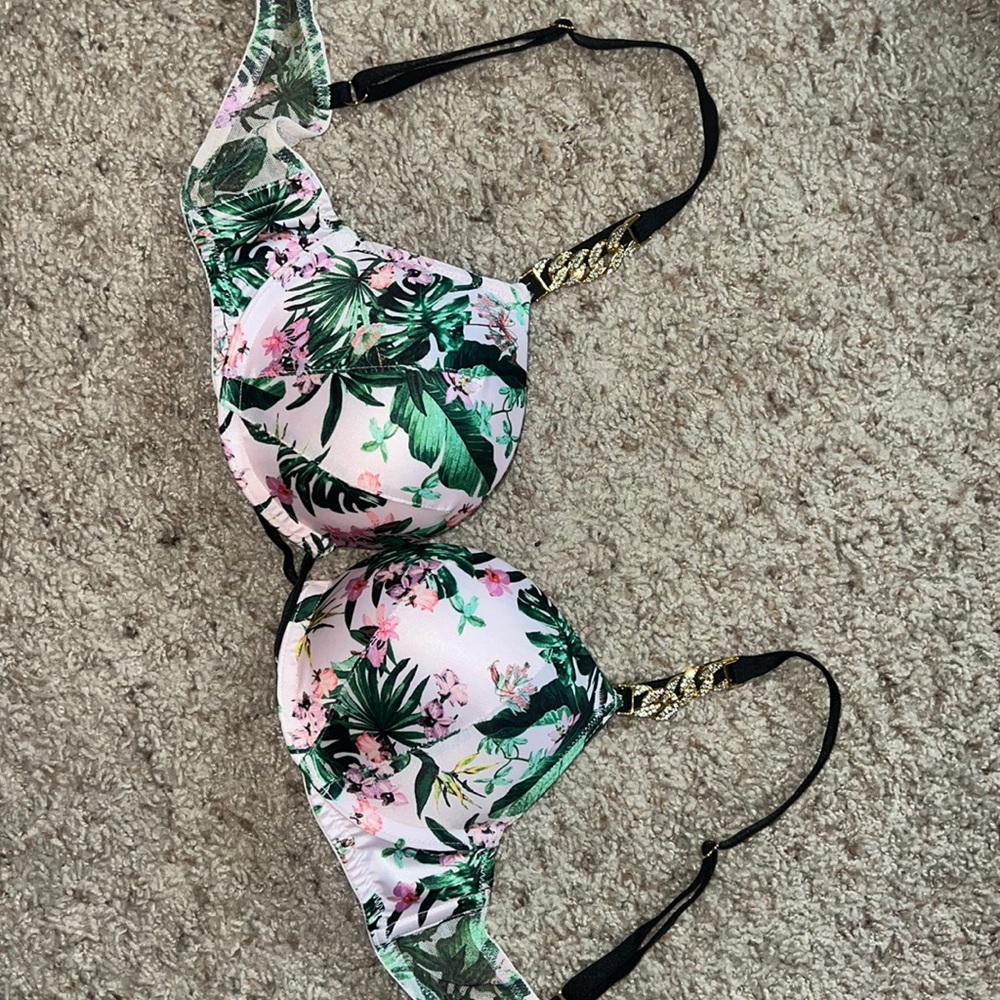 Victoria’s Secret bombshell bra
